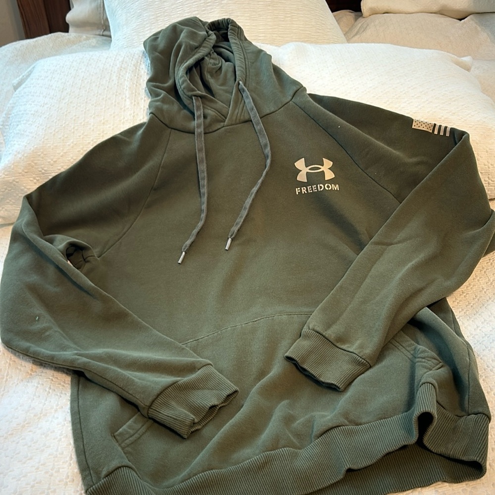 Under Armour men’s small hoodie